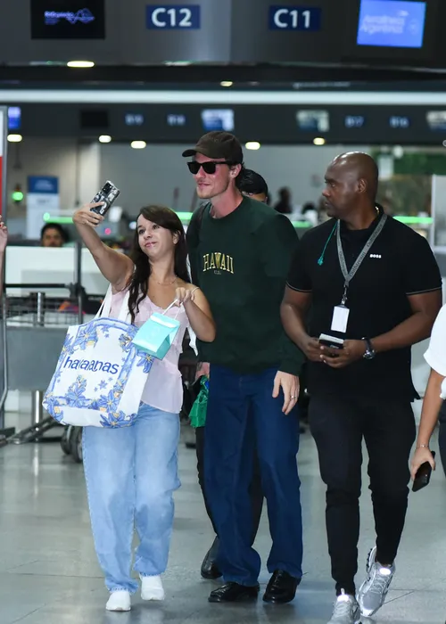 
					Sem Bruna Marquezine, Shawn Mendes dá show no aeroporto do Rio
				
				
