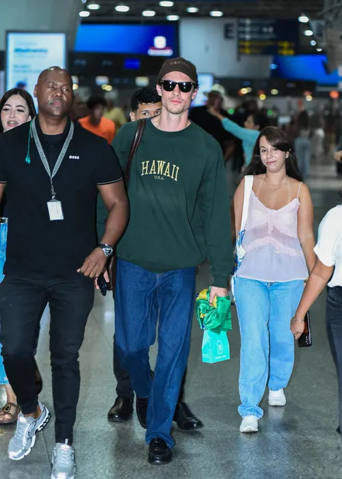 
					Sem Bruna Marquezine, Shawn Mendes dá show no aeroporto do Rio
				
				
