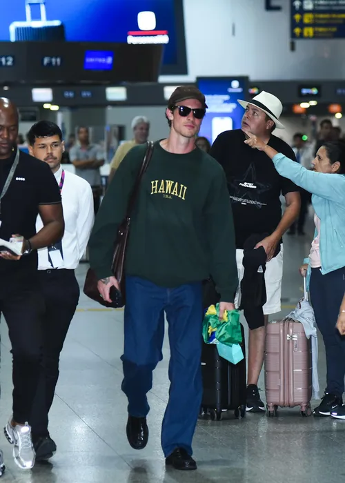 
					Sem Bruna Marquezine, Shawn Mendes dá show no aeroporto do Rio
				
				