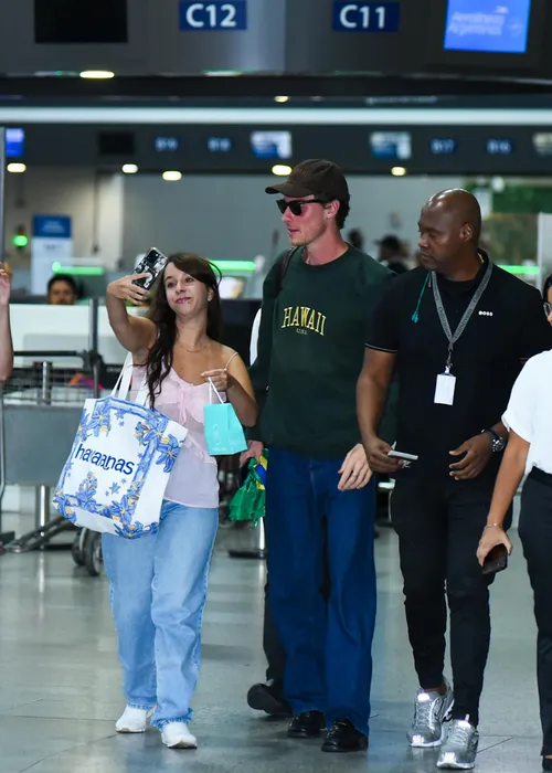 
					Sem Bruna Marquezine, Shawn Mendes dá show no aeroporto do Rio
				
				