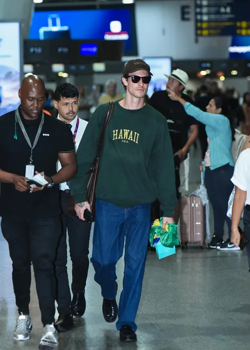 
					Sem Bruna Marquezine, Shawn Mendes dá show no aeroporto do Rio
				
				