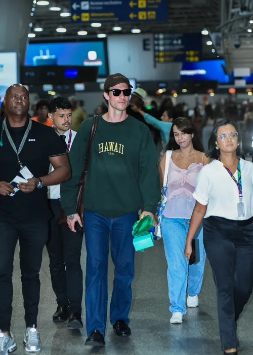 
					Sem Bruna Marquezine, Shawn Mendes dá show no aeroporto do Rio
				
				