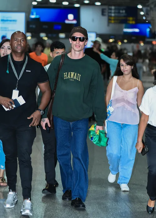 
					Sem Bruna Marquezine, Shawn Mendes dá show no aeroporto do Rio
				
				