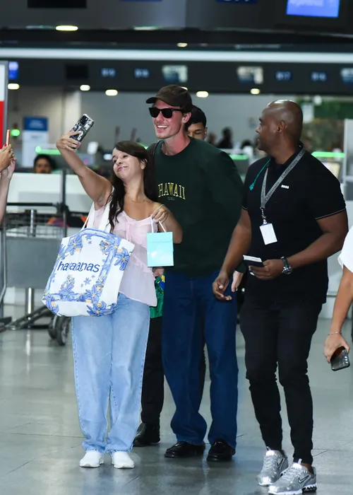 
					Sem Bruna Marquezine, Shawn Mendes dá show no aeroporto do Rio
				
				