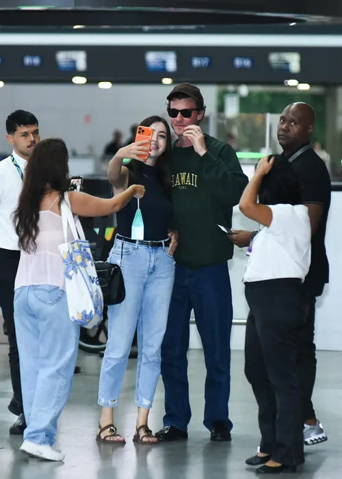 
					Sem Bruna Marquezine, Shawn Mendes dá show no aeroporto do Rio
				
				