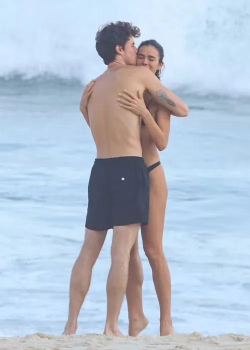 
					Sem Bruna Marquezine, Shawn Mendes dá show no aeroporto do Rio
				
				