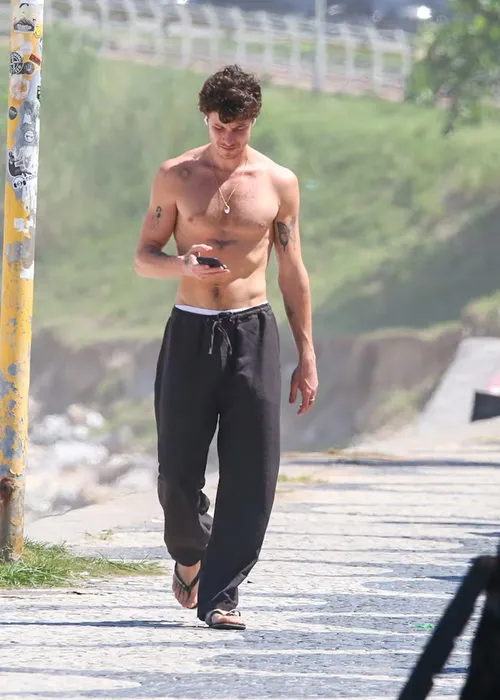 
					Sem Bruna Marquezine, Shawn Mendes é flagrado sem camisa na praia
				
				