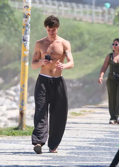 
					Sem Bruna Marquezine, Shawn Mendes é flagrado sem camisa na praia
				
				
