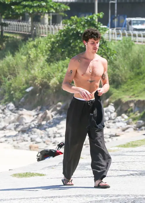 
					Sem Bruna Marquezine, Shawn Mendes é flagrado sem camisa na praia
				
				