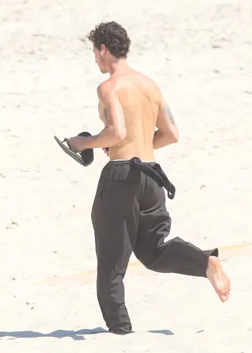 
					Sem Bruna Marquezine, Shawn Mendes é flagrado sem camisa na praia
				
				