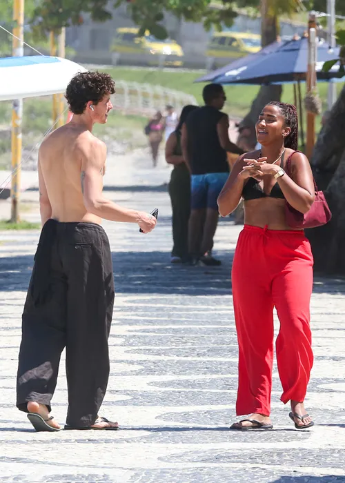 
					Sem Bruna Marquezine, Shawn Mendes é flagrado sem camisa na praia
				
				