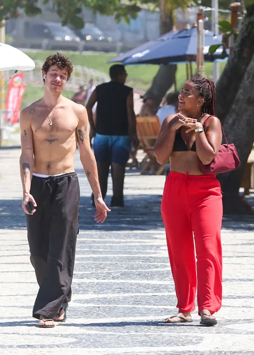 
					Sem Bruna Marquezine, Shawn Mendes é flagrado sem camisa na praia
				
				