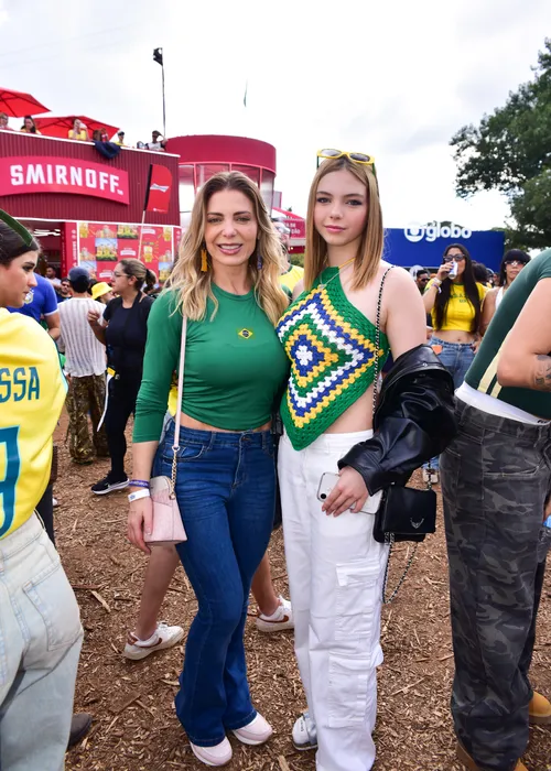
					Sheila Mello leva filha 'sósia' para ver jogo do Brasil e altura choca
				
				