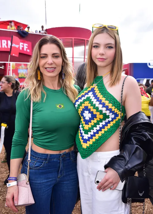 
					Sheila Mello leva filha 'sósia' para ver jogo do Brasil e altura choca
				
				