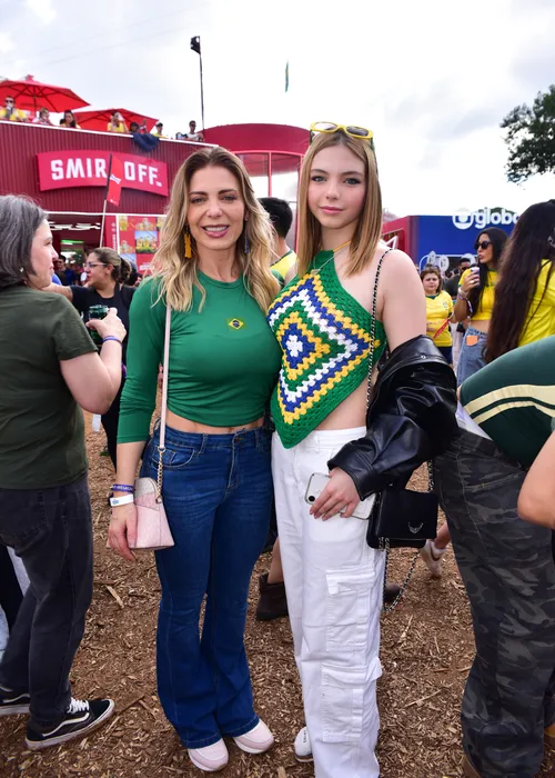 
					Sheila Mello leva filha 'sósia' para ver jogo do Brasil e altura choca
				
				