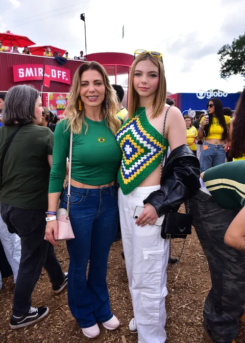 
					Sheila Mello leva filha 'sósia' para ver jogo do Brasil e altura choca
				
				