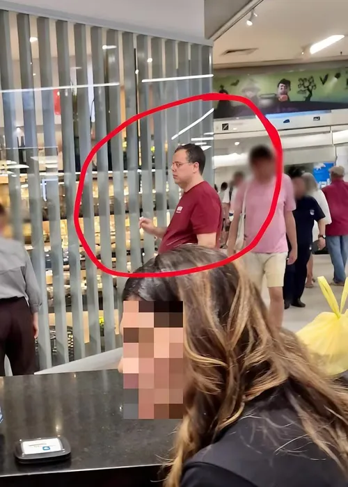 
					Shopping de Salvador se posiciona após foto de condenado por massacre
				
				