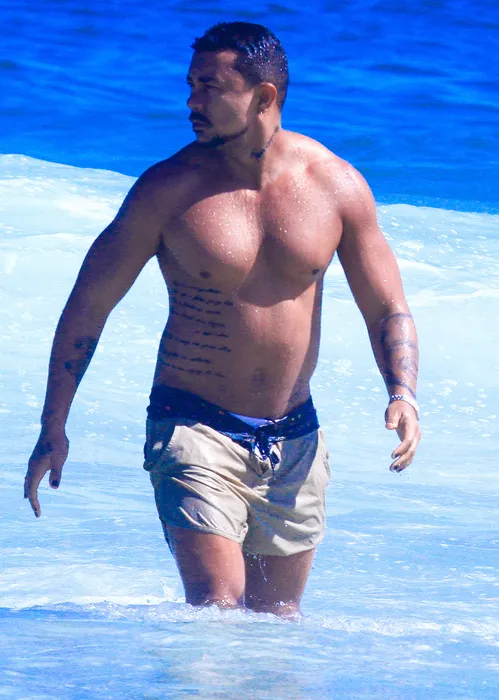 
					Solteiro, Xamã surge sem camisa na praia em folga de 'Três Graças'
				
				