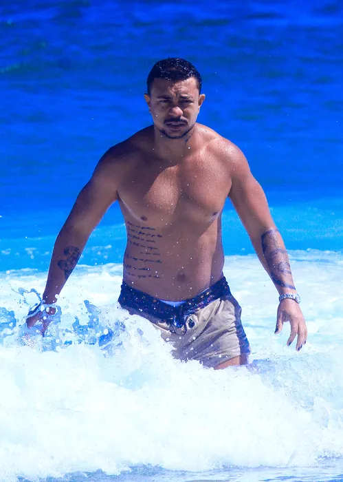 
					Solteiro, Xamã surge sem camisa na praia em folga de 'Três Graças'
				
				