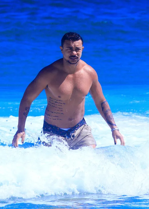 
					Solteiro, Xamã surge sem camisa na praia em folga de 'Três Graças'
				
				
