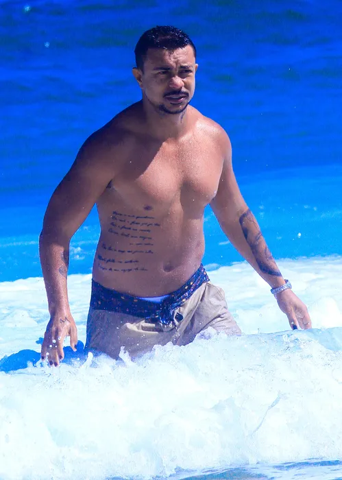 
					Solteiro, Xamã surge sem camisa na praia em folga de 'Três Graças'
				
				