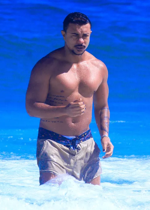 
					Solteiro, Xamã surge sem camisa na praia em folga de 'Três Graças'
				
				