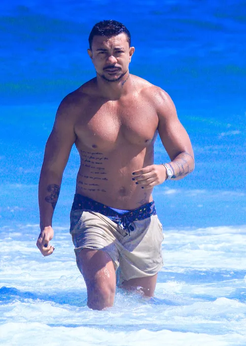 
					Solteiro, Xamã surge sem camisa na praia em folga de 'Três Graças'
				
				