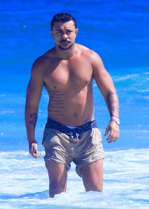 
					Solteiro, Xamã surge sem camisa na praia em folga de 'Três Graças'
				
				