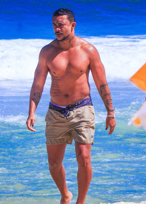 
					Solteiro, Xamã surge sem camisa na praia em folga de 'Três Graças'
				
				