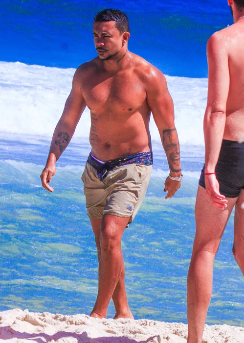 
					Solteiro, Xamã surge sem camisa na praia em folga de 'Três Graças'
				
				