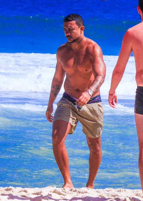 
					Solteiro, Xamã surge sem camisa na praia em folga de 'Três Graças'
				
				