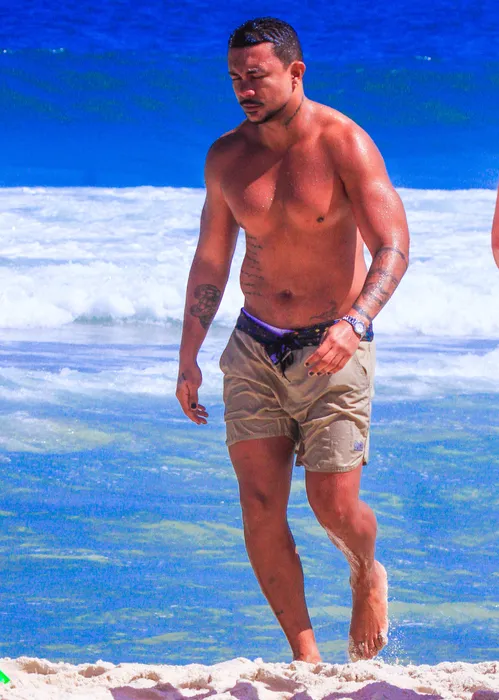 
					Solteiro, Xamã surge sem camisa na praia em folga de 'Três Graças'
				
				