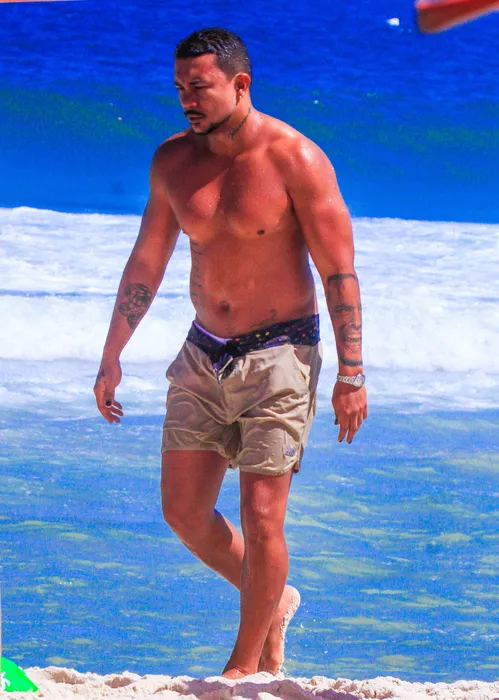 
					Solteiro, Xamã surge sem camisa na praia em folga de 'Três Graças'
				
				