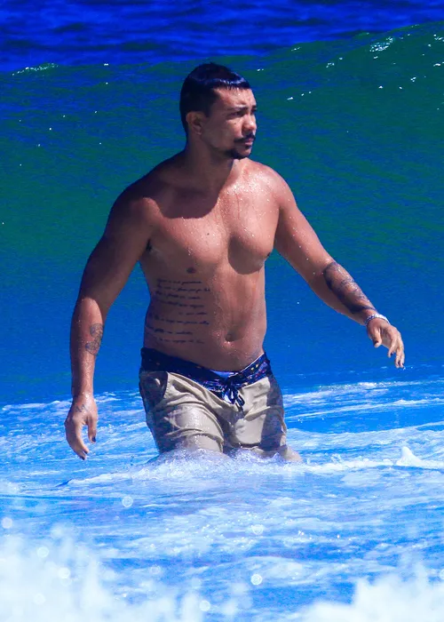 
					Solteiro, Xamã surge sem camisa na praia em folga de 'Três Graças'
				
				