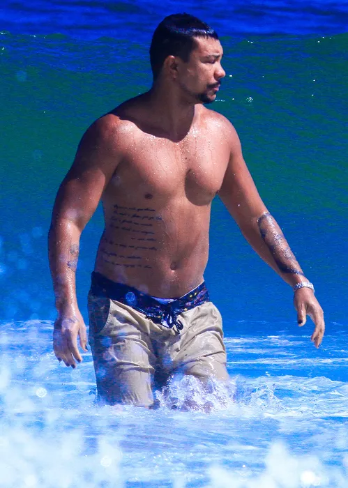 
					Solteiro, Xamã surge sem camisa na praia em folga de 'Três Graças'
				
				