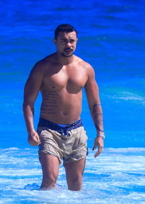 
					Solteiro, Xamã surge sem camisa na praia em folga de 'Três Graças'
				
				