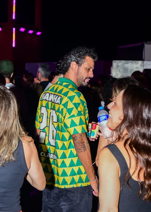 
					Suposto affair de Ivete Sangalo vai ao Clareou e detalhe chama atenção
				
				