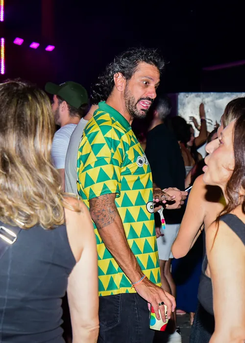 
					Suposto affair de Ivete Sangalo vai ao Clareou e detalhe chama atenção
				
				