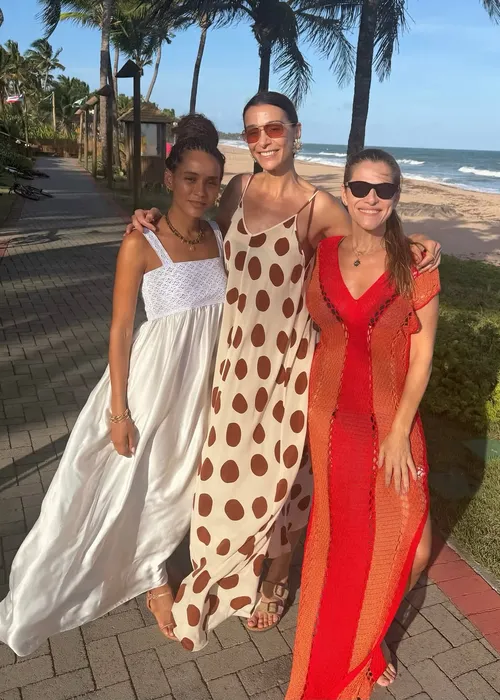 
					Taís Araújo, Martelli e Ingrid Guimarães curtem mansão de luxo na BA
				
				