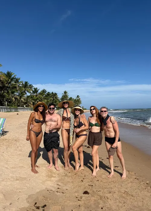 
					Taís Araújo, Martelli e Ingrid Guimarães curtem mansão de luxo na BA
				
				