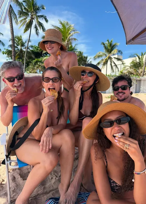 
					Taís Araújo, Martelli e Ingrid Guimarães curtem mansão de luxo na BA
				
				