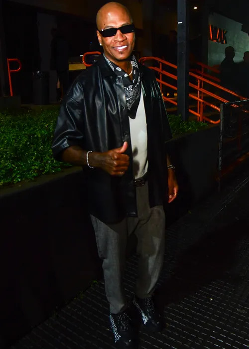 
					Thiaguinho faz festão cheio de amigos famosos, e filho rouba a cena
				
				