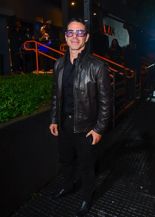 
					Thiaguinho faz festão cheio de amigos famosos, e filho rouba a cena
				
				