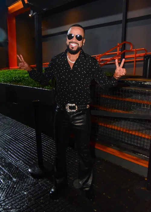 
					Thiaguinho faz festão cheio de amigos famosos, e filho rouba a cena
				
				