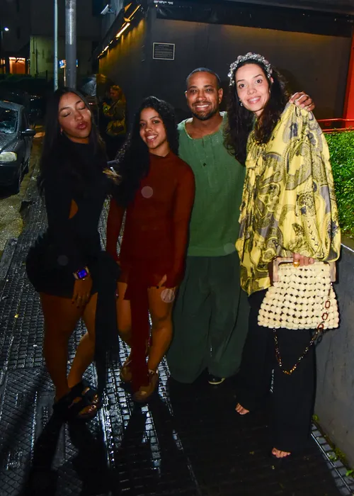 
					Thiaguinho faz festão cheio de amigos famosos, e filho rouba a cena
				
				