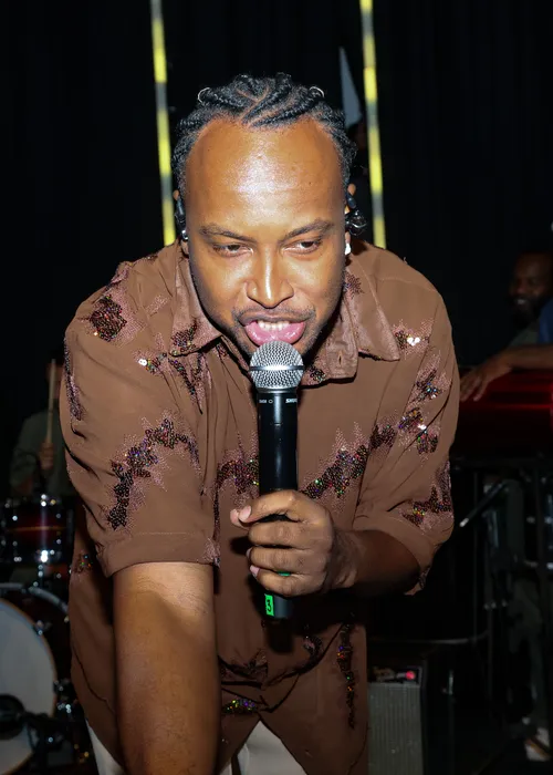 
					Thiaguinho faz show surpresa em homenagem a Preta Gil no Carnaval
				
				