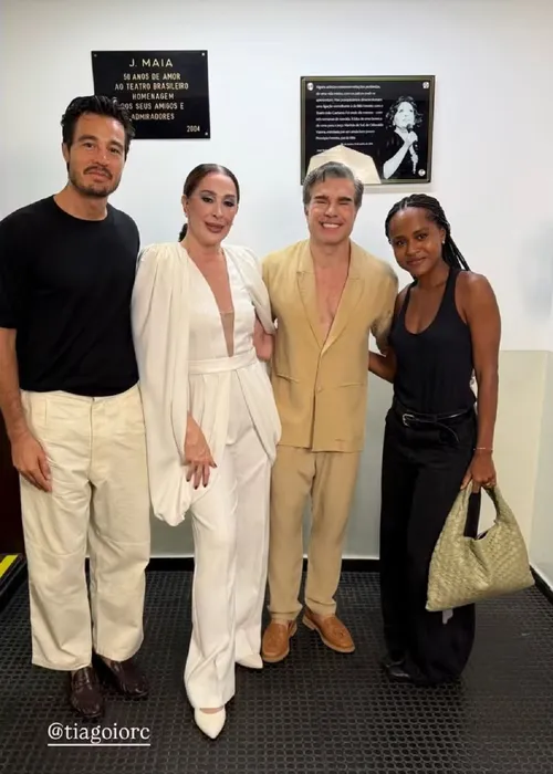 
					Tiago Iorc e Duda Santos são vistos trocando beijos no Rio
				
				