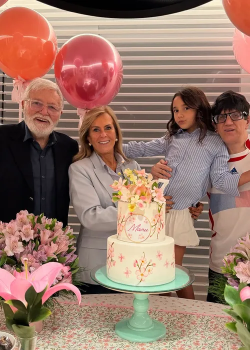 
					Ticiane Pinheiro e César Tralli surpreendem com festa íntima da filha
				
				