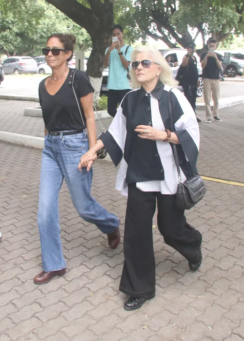 
					Tony Ramos e mais famosos se despedem de Dennis Carvalho em velório
				
				