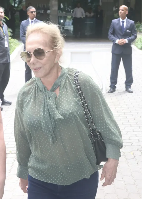 
					Tony Ramos e mais famosos se despedem de Dennis Carvalho em velório
				
				